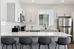 Deluxe House | Private kitchen | Fridge, microwave, oven, stovetop