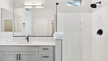 Deluxe House | Bathroom | Free toiletries, hair dryer, towels, soap