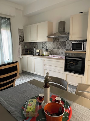 Kylskåp, mikrovågsugn, ugn och spishäll