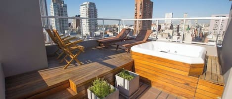 Bañera de hidromasaje al aire libre
