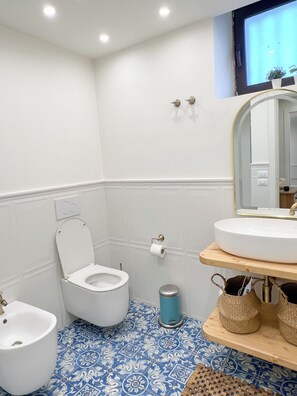 Douche, articles de toilette (gratuits), séchoir à cheveux, bidet