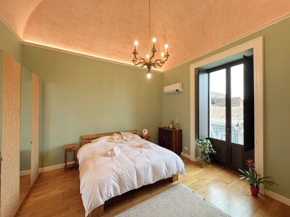 2 chambres, bureau, fer et planche à repasser, lit de bébé portatif