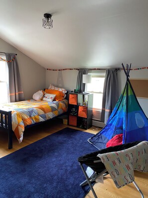 5 bedrooms, iron/ironing board, free WiFi, bed sheets