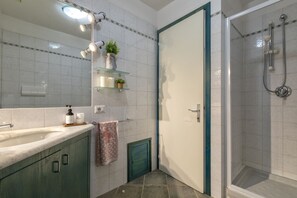 Doccia, asciugacapelli, bidet, asciugamani