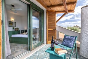 Terrace/patio - The terrace overlooking the sea. Few steps from the beach. (Pittulongu)