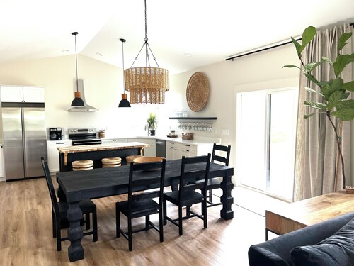 Luxurious New House Between Ark Encounter and Creation Museum-Sleeps 8