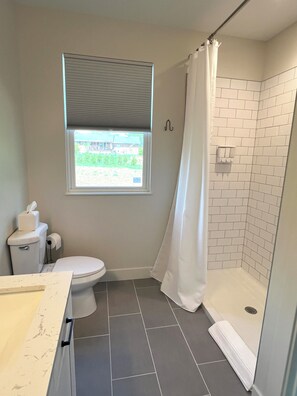 Dusche, Haartrockner, Handtücher, Seife