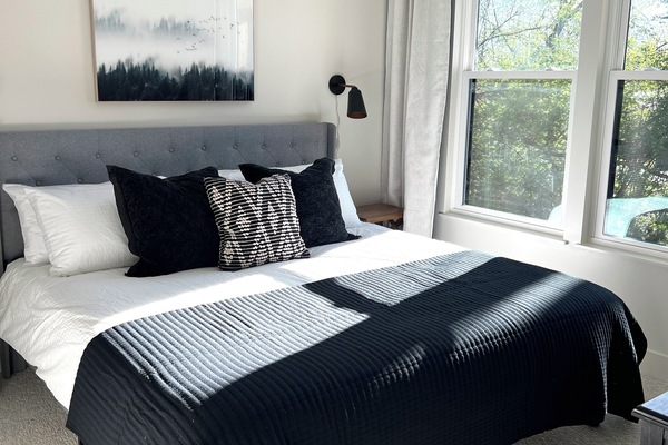 3 bedrooms, desk, iron/ironing board, travel crib