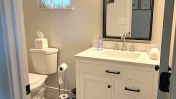 Regadera, secadora de cabello, toallas, jabón