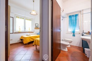 Bruser, hårtørrer, bidet, håndklæder