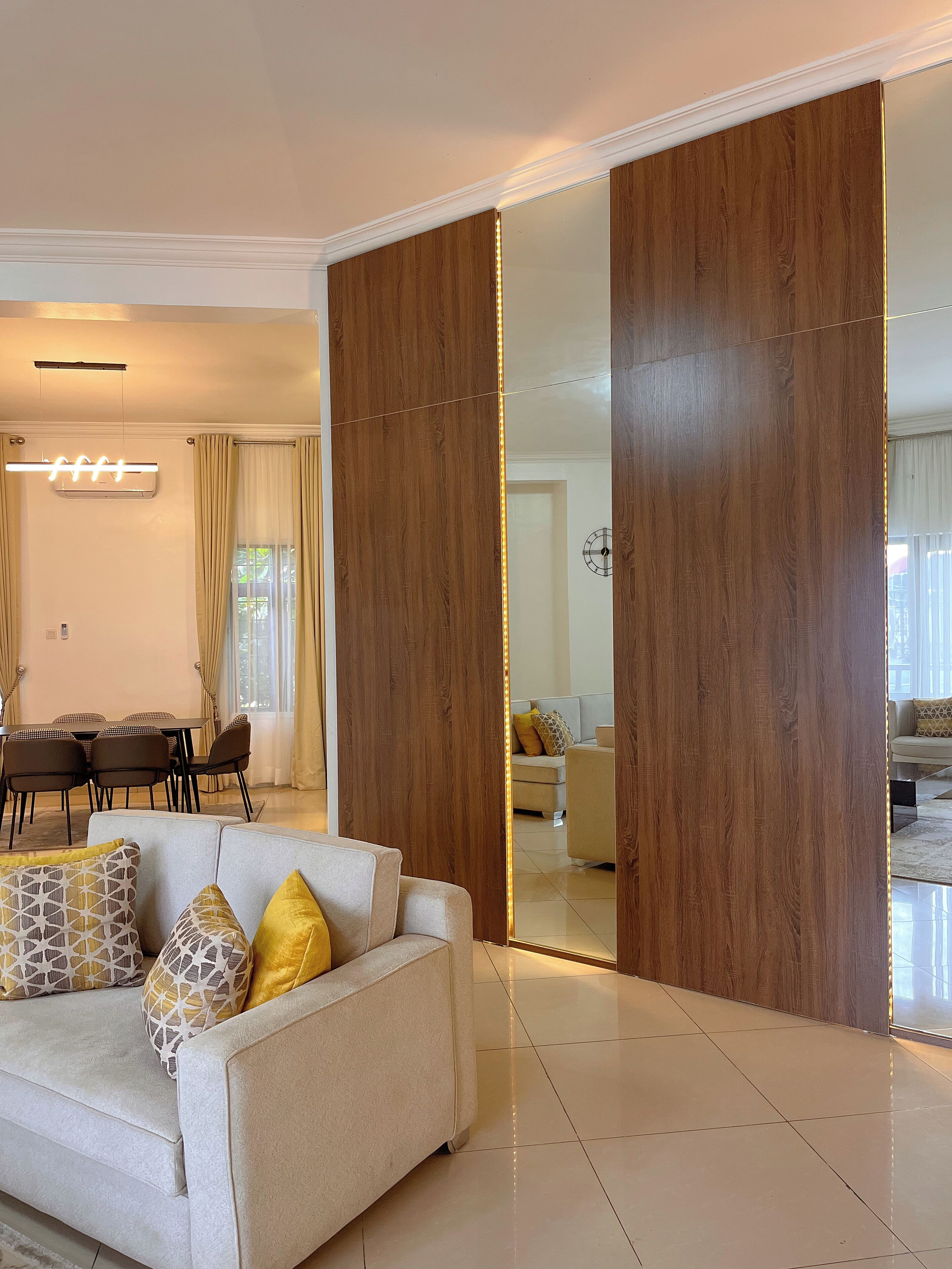 デラックス アパートメント 3 ベッドルーム 専用バスルーム | リビング エリア | 65 インチのスマートテレビ (ケーブル放送視聴可)