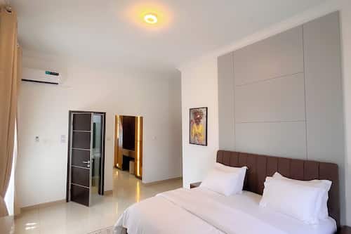 Deluxe Apartment | Premium bedding, down duvets, individually decorated