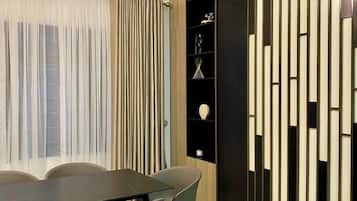 Deluxe-Apartment, 3 Schlafzimmer, eigenes Bad | Essbereich im Zimmer