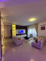 Deluxe Apartment, 3 Bedrooms, Private Bathroom | Living area