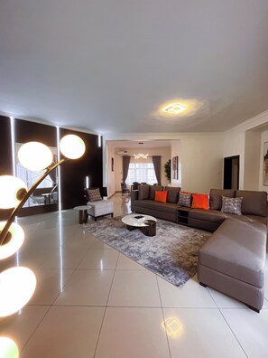 Apartamento luxo, 3 quartos, banheiro privativo | Área de estar | Smart TV 65 polegadas com canais a cabo