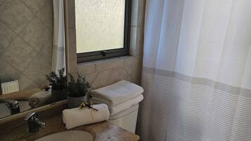 SĂšche-cheveux, serviettes fournies, savon, papier toilette