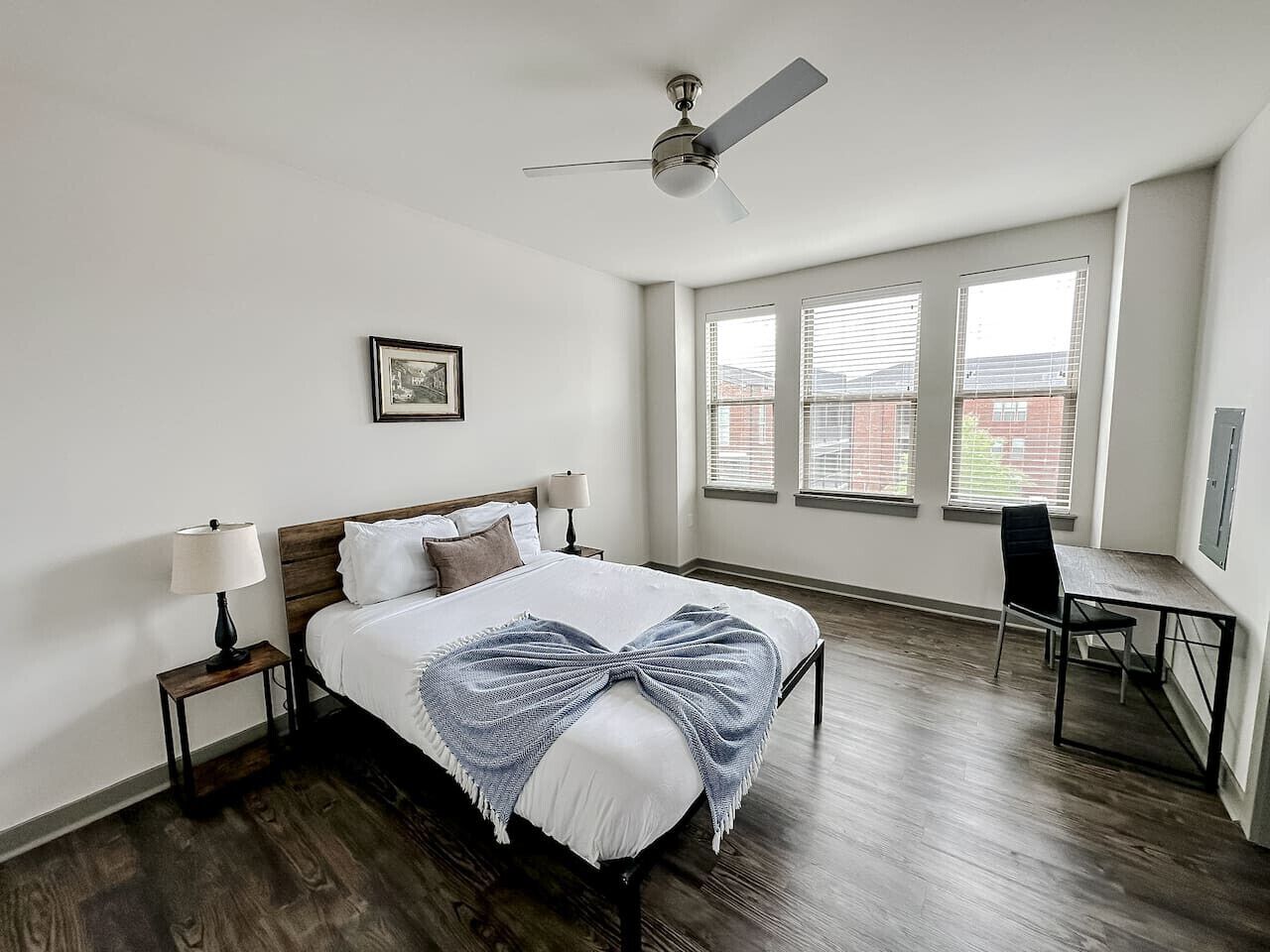 Escritorio, tabla de planchar con plancha, wifi gratis y ropa de cama 