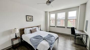 Een bureau, een strijkplank/strijkijzer, gratis wifi, beddengoed