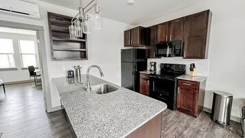 Een koelkast, een microgolfoven, een oven, een kookplaat