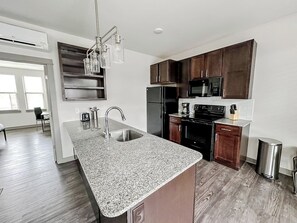 Kjøleskap, mikrobølgeovn, ovn og kokeplater