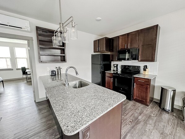 Kühlschrank, Mikrowelle, Ofen, Herdplatte