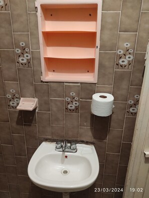 Towels, soap, shampoo, toilet paper - Comoda y Agradable Habitación con Baño Privado (Uruapan)