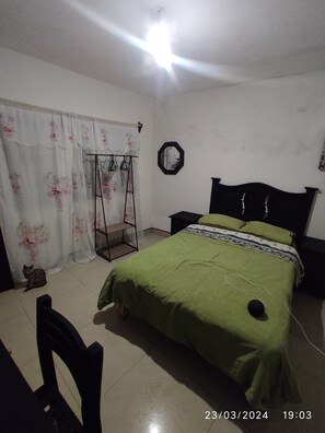 1 bedroom, free WiFi, bed sheets - Comoda y Agradable Habitación con Baño Privado (Uruapan)