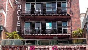 A hotel with a prominent sign reading "HOTEL PLAZA GARIBALDI" and a balcony with metal railings. - Hotel Plaza Garibaldi (Caldas)