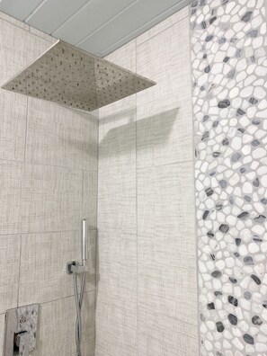 Chuveiro, secador de cabelo, toalhas de banho, sabonete