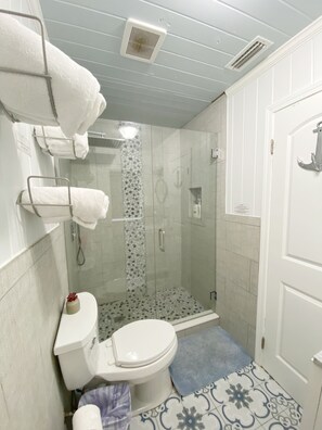Douche, sèche-cheveux, serviettes fournies, savon