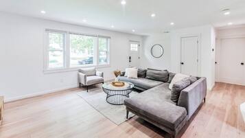 Smart-TV, Kamin, Stereoanlage