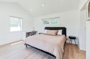 4 bedrooms, desk, iron/ironing board, free WiFi