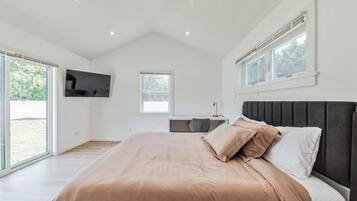 4 bedrooms, desk, iron/ironing board, free WiFi