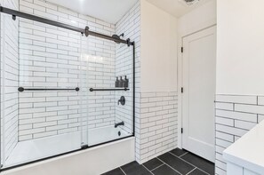 Een douche, een haardroger, handdoeken, zeep