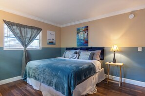 2 bedrooms, desk, WiFi, bed sheets