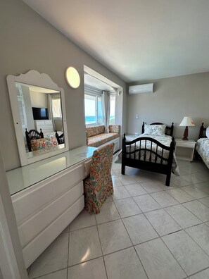 2 bedrooms, iron/ironing board, WiFi, bed sheets - Comfortable, Bright Condo Steps Away From the Beach (Runaway Bay)