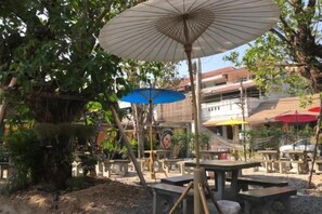 Tempat makan luar