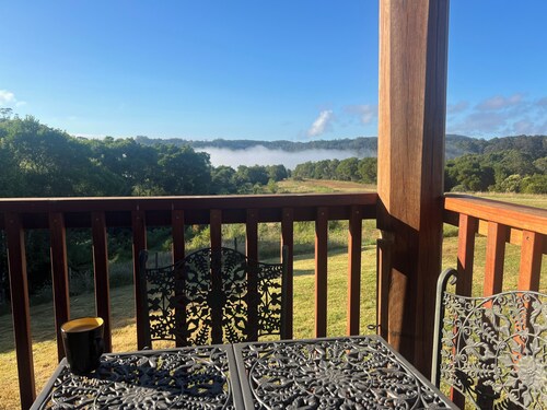 Log Cabin OFF GRID, fire place, balconies/library/ Rain forrest, walk, swim. 