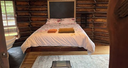 Log Cabin OFF GRID, fire place, balconies/library/ Rain forrest, walk, swim.