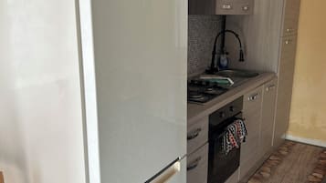 Microwave, oven, coffee/tea maker, cookware/dishes/utensils