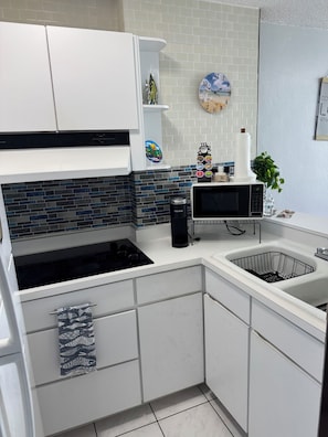 Fridge, microwave, stovetop, coffee/tea maker
