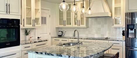 冷蔵庫、電子レンジ、オーブン、コンロ