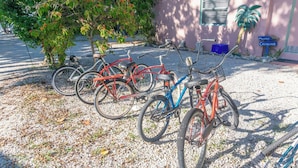 Bicycles parked in front of a building with a gravel ground. - Bayside view Cottage , Free kayaks and sailboat (Key Largo)