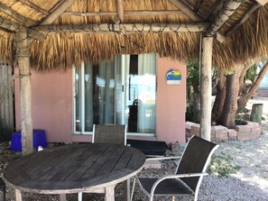 Outdoor dining - Bayside view Cottage , Free kayaks and sailboat (Key Largo)