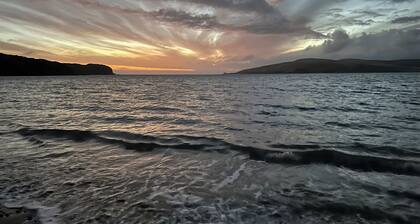 Family Friendly Bach
5 minutes walk to beach
Pet friendly
Kids rumpus room!