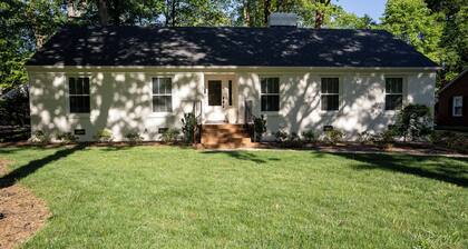 Comfy family or multi couple retreat. Near Friendly Center, Tanger, Downtown!