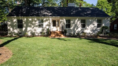 Comfy family or multi couple retreat. Near Friendly Center, Tanger, Downtown!