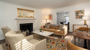 Smart-TV, Kamin, Bücher