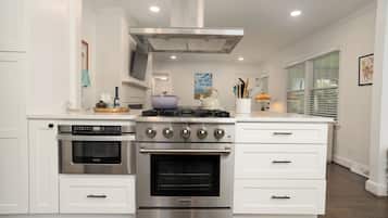 Geladeira, micro-ondas, fogão, cooktop