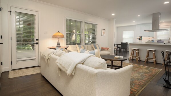 TV connectée, cheminée, livres